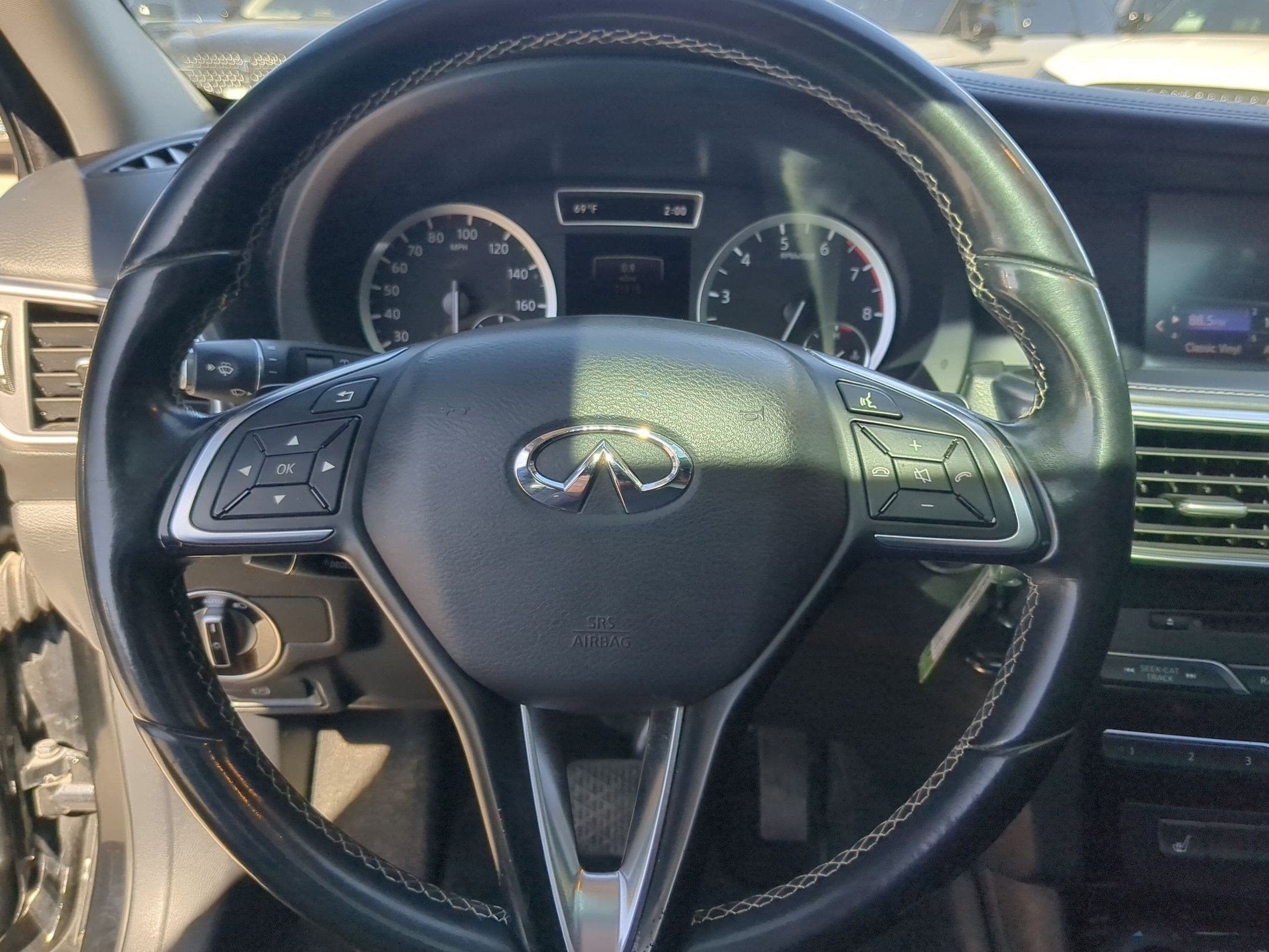 2017 INFINITI QX30 Premium