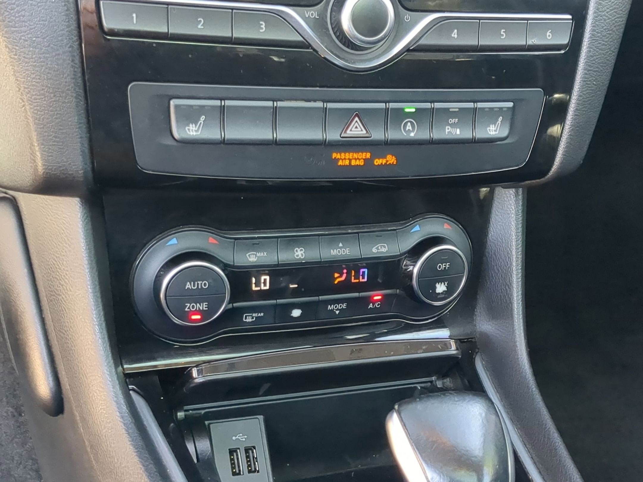 2017 INFINITI QX30 Premium