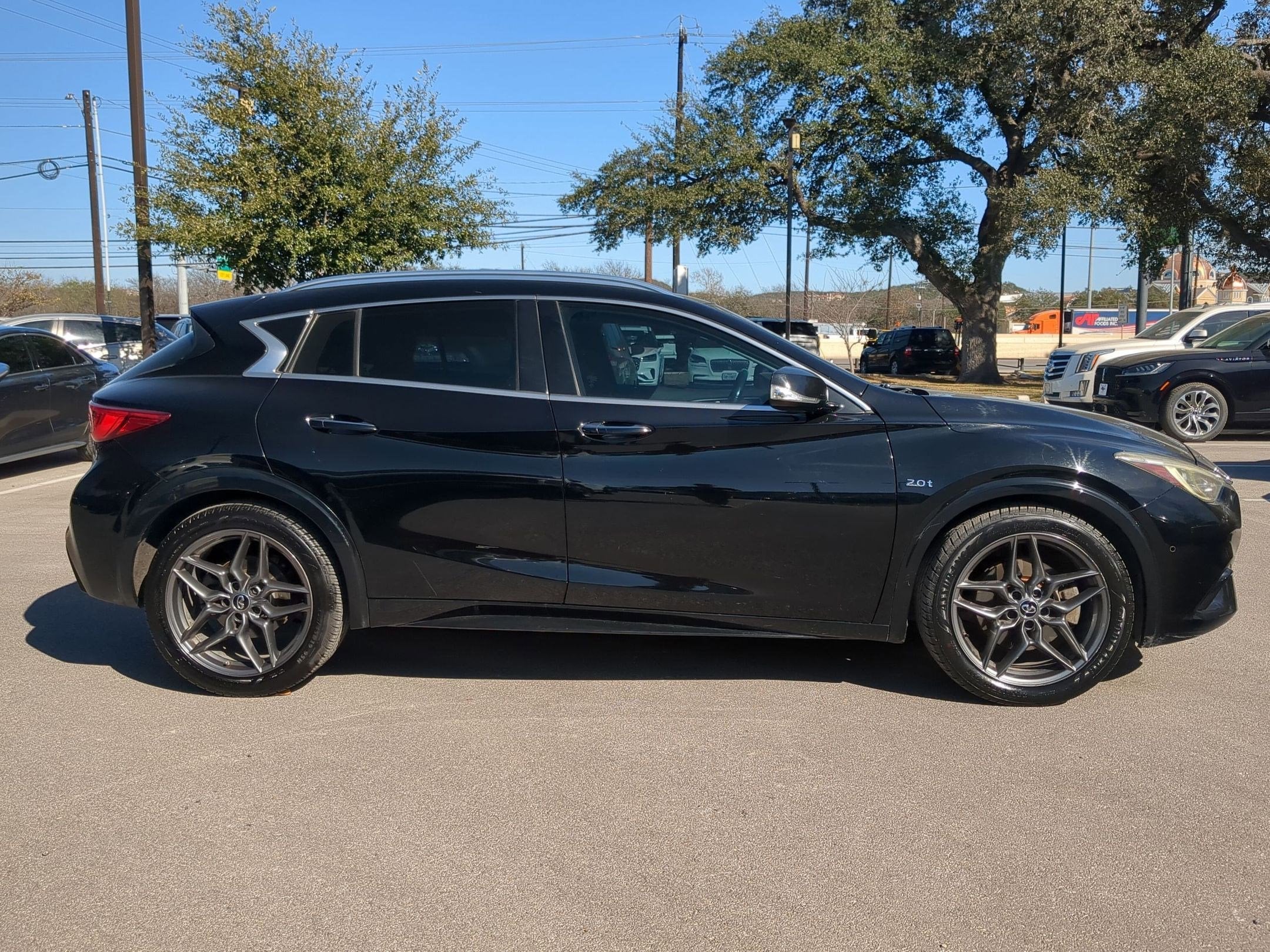 2017 INFINITI QX30 Premium