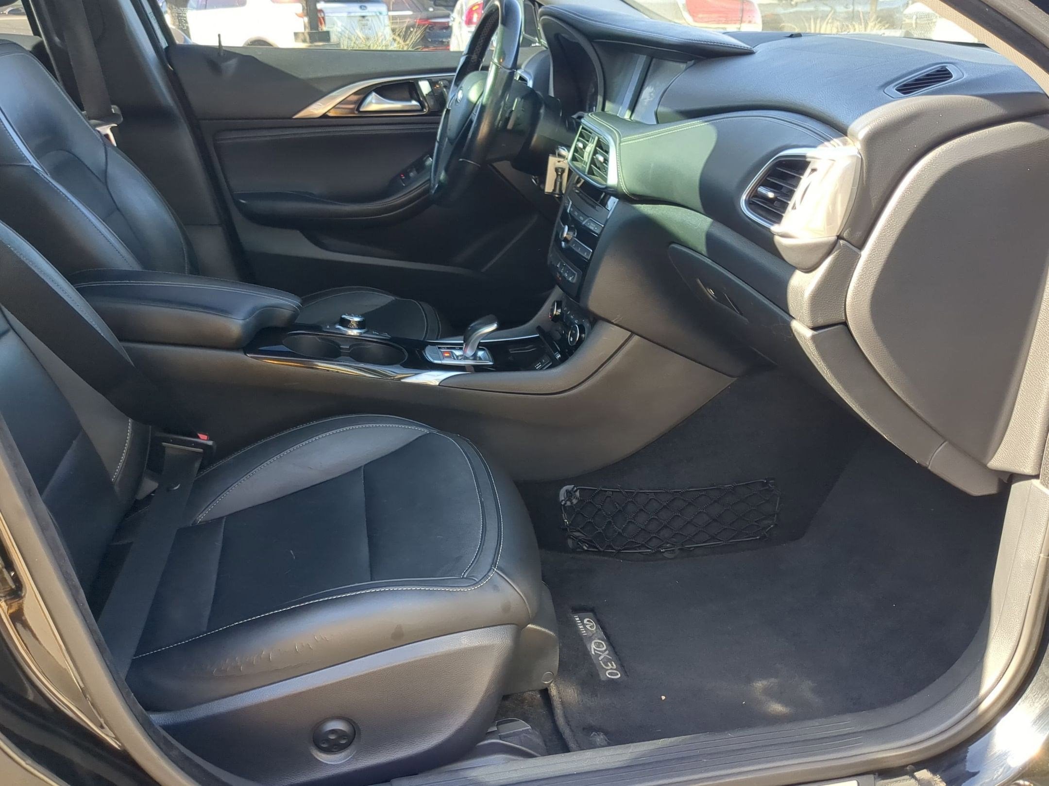 2017 INFINITI QX30 Premium