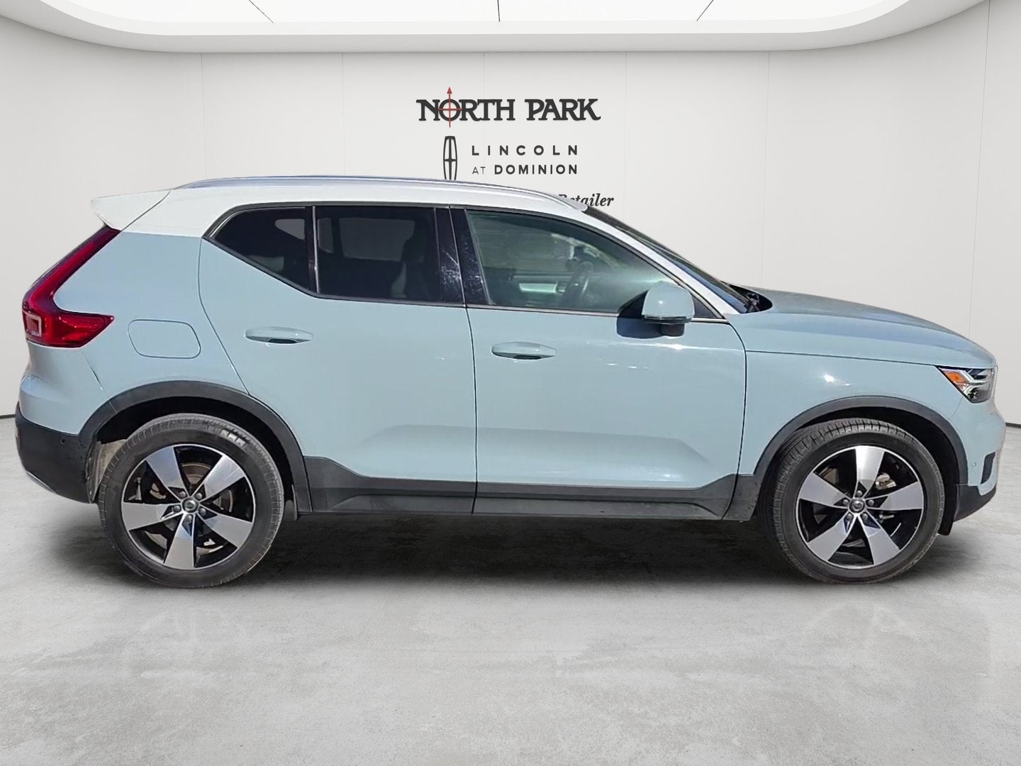 2019 Volvo XC40 Momentum